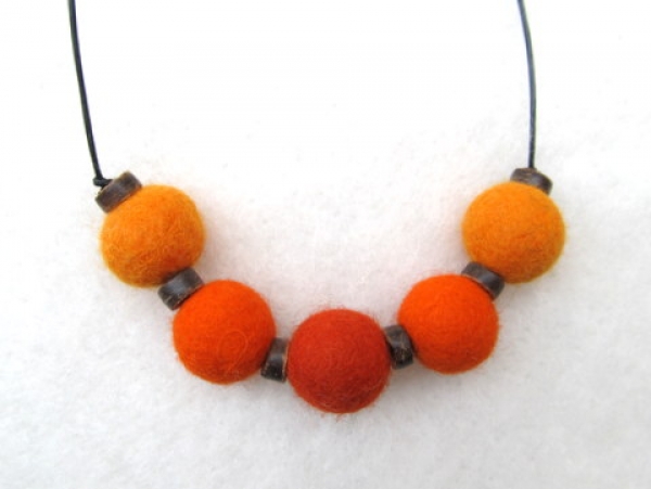 Filzperlenkette orange dreifarbig